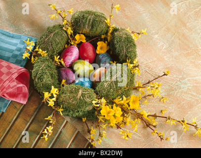 Colorato colorato colorato decor colorato e decorazione decorazioni di Pasqua tempo di Pasqua uova uovo Fl europea Foto Stock