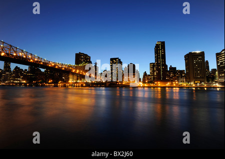 Ponte Queensborough in New York City di notte Foto Stock