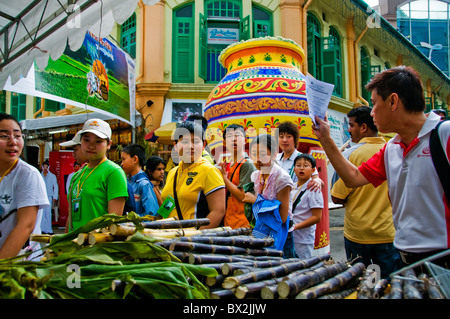 Maestro con la classe della scuola i bambini in gita a Little India di Singapore Foto Stock