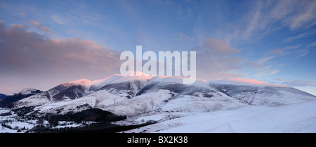 Prima luce su Skiddaw e Lonscale cadde in inverno nel Lake District inglese. La vista dalla Latrigg Foto Stock