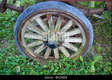 Vecchia ruota del carro in legno Foto Stock