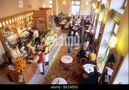 Il Cafè Savoy società di ristorazione Cechia gli ospiti all'interno di nessun modello di rilascio old town Praga Europa Foto Stock