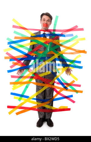 Foto di un uomo con il contrassegno rosso sulla sua bocca incollato alla parete Foto Stock