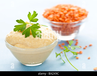 Di lenticchie rosse e lentil hummus in ciotole Foto Stock