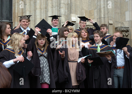 I laureati da York St John University celebrando al di fuori di York Minster e York, England, Regno Unito Foto Stock