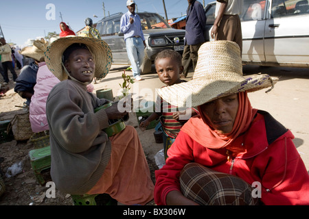 Donna con bambino vendita di khat in Mercato, Addis Abeba Foto Stock