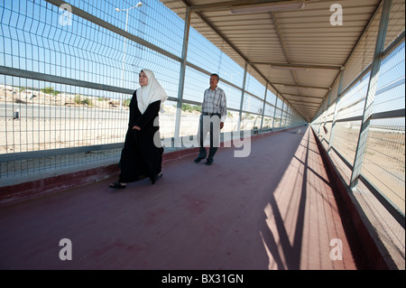 Palestinesi a piedi attraverso un terminale a gabbia che si estende dal Erez crossing point da Israele nella Striscia di Gaza. Foto Stock