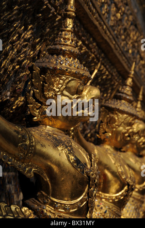 Guardiano mitico demoni sostenere golden Chedi, il Grand Palace, Bangkok, Thailandia Foto Stock