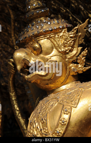 Guardiano mitico demoni sostenere golden Chedi, il Grand Palace, Bangkok, Thailandia Foto Stock