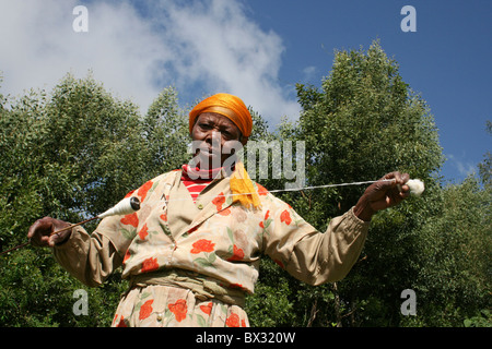 Dorze donna la filatura del cotone in Chencha, Valle dell'Omo, Etiopia Foto Stock