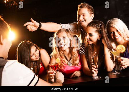 Foto di gioiosa amici nel bar comunicante con il barman Foto Stock