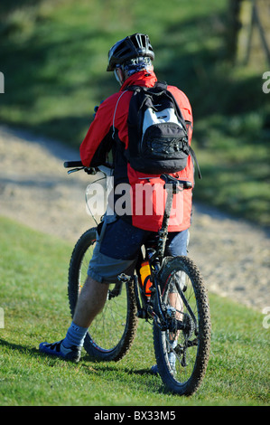 Ciclista tiene un riposo sulla South Downs modo vicino Ditchling Beacon SUSSEX REGNO UNITO Foto Stock