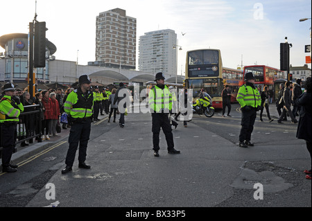 Polizia del Sussex coinvolti nel controllo della folla durante le proteste degli studenti in Brighton Foto Stock