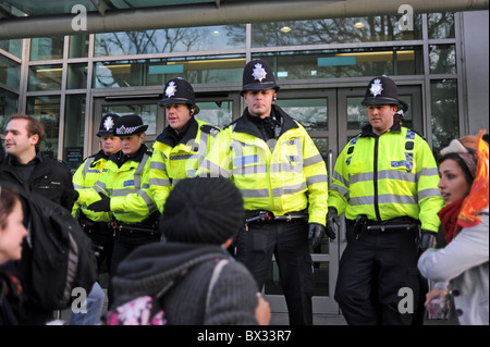 Polizia del Sussex coinvolti nel controllo della folla durante le proteste degli studenti a Brighton Regno Unito Foto Stock