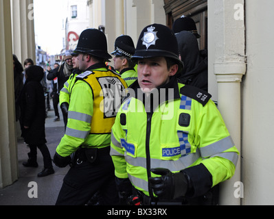 Polizia del Sussex coinvolti nel controllo della folla durante le proteste degli studenti a Brighton Regno Unito Foto Stock