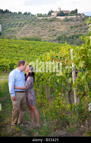 Giovane baciare in una vigna sotto Greve in Chianti Italia Foto Stock