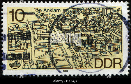 Repubblica democratica tedesca - circa 1988: un timbro stampato nella RDT (Germania orientale) mostra una vista di Anklam, circa 1988 Foto Stock