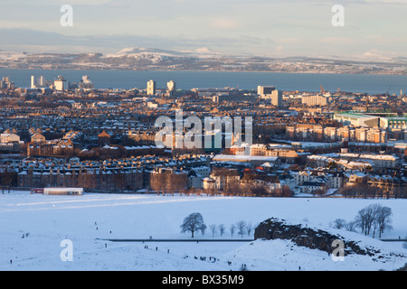 Vista su tutta Edimburgo di Fife da snowy Holyrood Park, Edimburgo, Scozia Foto Stock