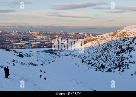 Vista su tutta Edimburgo di Fife da snowy Holyrood Park, Edimburgo, Scozia Foto Stock