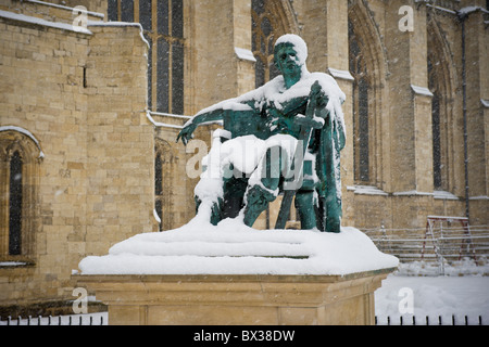 Statua coperta di neve dell'imperatore romano Costantino il Grande situato fuori York Minster. York. Foto Stock