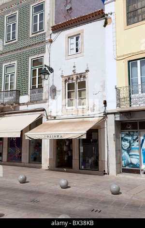 Finestra manuelina (Janela Manuelina) in Sá da Bandeira Square nella città di Santarém, Portogallo. Foto Stock