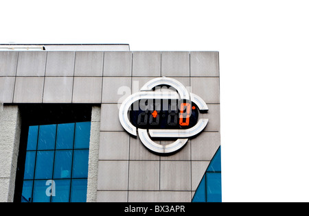 Rosso orologio digitale su edificio moderno Foto Stock