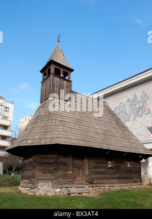 Vecchia chiesa di legno in mostra al Museo del contadino rumeno di Bucarest Romania Foto Stock