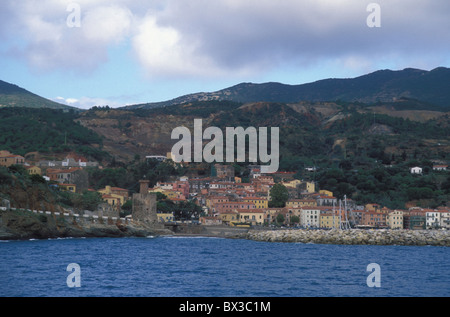 Rio Marina abbandonata miniera di ferro sopra le colline della costa est isola d'Elba Italia Europa Foto Stock