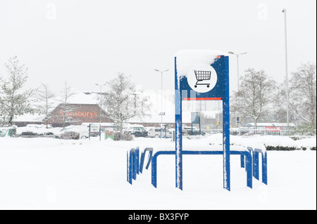 Nevicato sotto, Sainsburys sotto la neve profonda 12' a 18' in cold snap Foto Stock