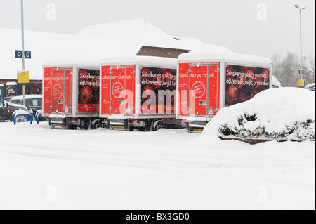 Nevicato sotto, Sainsburys sotto la neve profonda 12' a 18' in cold snap Foto Stock