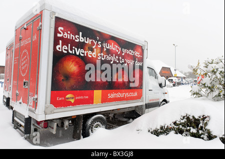 Nevicato sotto, Sainsburys sotto la neve profonda 12' a 18' in cold snap Foto Stock