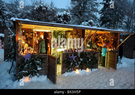 Mercatino di Natale di Ettal, Germania, con negozio per regali presenta e decorazione di notte Foto Stock