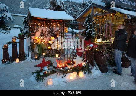 Mercatino di Natale di Ettal, Germania, con negozio per regali presenta e la decorazione a freddo la notte invernale Foto Stock