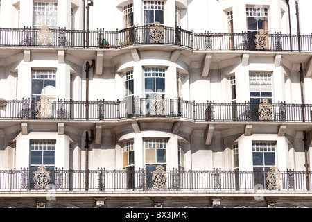 Dettagli dell'architettura di un vecchio edificio di appartamenti sul lungomare di Hastings, Regno Unito - costruito nel corso di metà Ottocento. Foto Stock