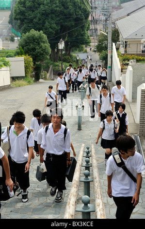 Il giapponese gli studenti delle scuole medie di andare a scuola in mattinata a Odawara, Kanagawa, Giappone. 21-set-2010 Foto Stock