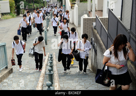 Il giapponese gli studenti delle scuole medie di andare a scuola in mattinata a Odawara, Kanagawa, Giappone. 21-set-2010 Foto Stock