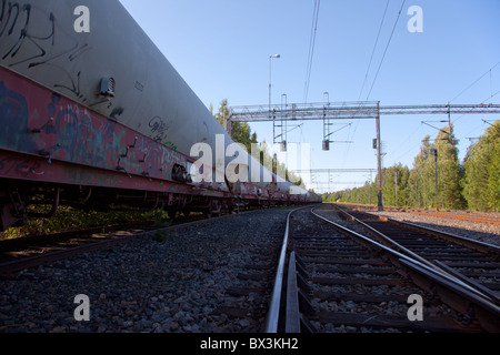 Lungo treno ferroviario di petroliere che trasporta prodotti chimici all'industria , Finlandia Foto Stock