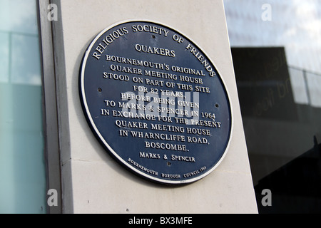 La placca al di fuori della Marks & Spencer shop nella strada commerciale, Bournemouth la marcatura del sito dell'originale Quaker Meeting House Foto Stock