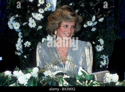 La principessa Diana, principessa di Galles, indossando un Bruce Oldfield vestire Foto Stock