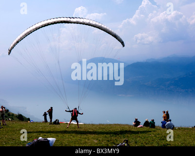 Lanci di parapendio dalla cima del Monte Baldo, al di sopra di Malcesine sul Lago di Garda in Italia settentrionale Foto Stock