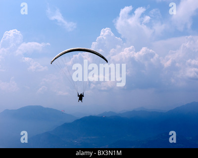 Lanci di parapendio dalla cima del Monte Baldo, al di sopra di Malcesine sul Lago di Garda in Italia settentrionale Foto Stock