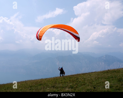 Lanci di parapendio dalla cima del Monte Baldo, al di sopra di Malcesine sul Lago di Garda in Italia settentrionale Foto Stock