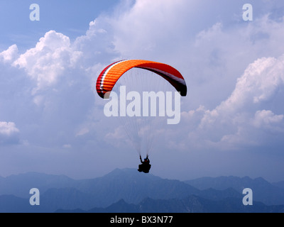 Lanci di parapendio dalla cima del Monte Baldo, al di sopra di Malcesine sul Lago di Garda in Italia settentrionale Foto Stock