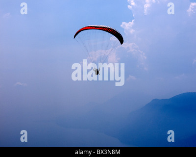 Lanci di parapendio dalla cima del Monte Baldo, al di sopra di Malcesine sul Lago di Garda in Italia settentrionale Foto Stock