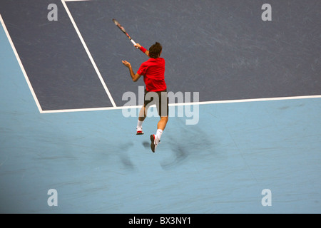 Roger Federer sul suo modo di vittoria contro Rafael Nadal presso la Barclays ATP World Tour Finals finale, 2010 Foto Stock