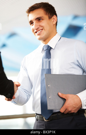 Foto di imprenditore fiducioso lo handshaking con il partner dopo la firma del contratto Foto Stock