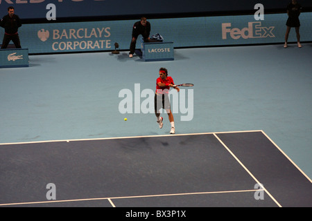 Roger Federer sul suo modo di vittoria contro Rafael Nadal presso la Barclays ATP World Tour Finals finale, 2010 Foto Stock