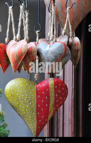 Metallo cuori colorati per la vendita al mercato di Natale, Salisburgo, Austria Foto Stock