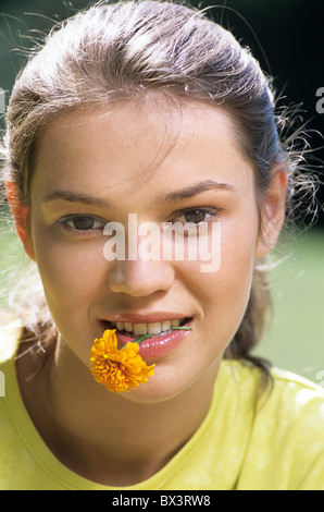 Ragazza sul prato in estate Foto Stock