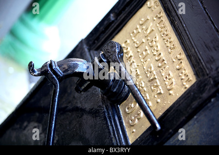 Il vecchio acquedotto pubblico tubo montante rubinetti delle vecchie strade di Guernsey Foto Stock